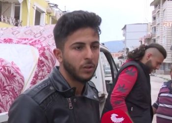 Depremzedeler, sağlam kalan eşyalarını yağmacılardan kurtarmaya çalışıyor