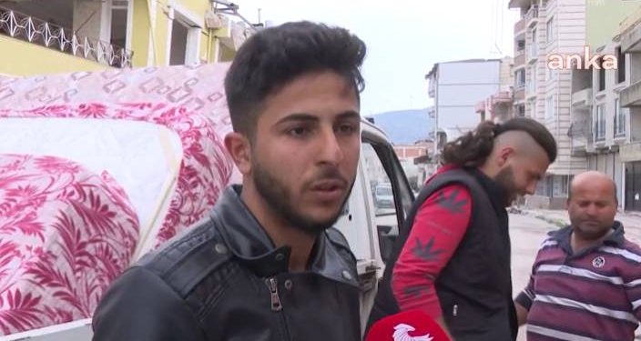 Depremzedeler, sağlam kalan eşyalarını yağmacılardan kurtarmaya çalışıyor