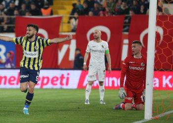 Fenerbahçe’den Galatasaray’a gönderme: Lige devam ediyor muyuz, etmiyor muyuz