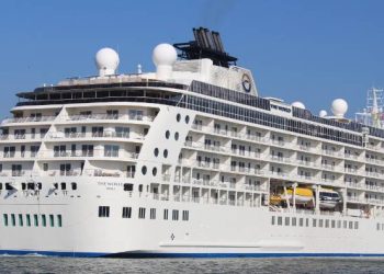 İzmir Limanı’na yılın ilk kruvaziyer gemisi yanaştı