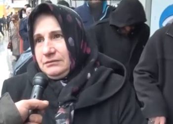 Soğuğa aldırmadan ucuz et kuyruğuna girdiler… “Çocuklarım yesin. Ben yemesem de olur”