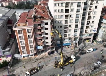 Sosyal medyada paylaşılan Bağcılar’daki riskli binanın yıkımına başlandı
