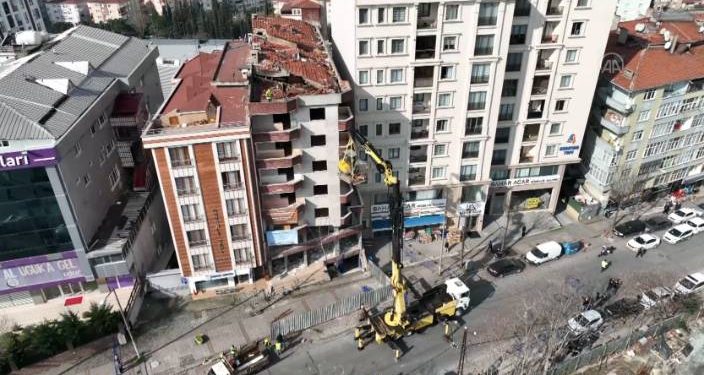 Sosyal medyada paylaşılan Bağcılar’daki riskli binanın yıkımına başlandı