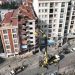 Sosyal medyada paylaşılan Bağcılar’daki riskli binanın yıkımına başlandı