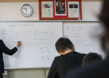 Liseliler üzgün: Sınıf tekrarı geri geliyor