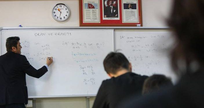 Liseliler üzgün: Sınıf tekrarı geri geliyor
