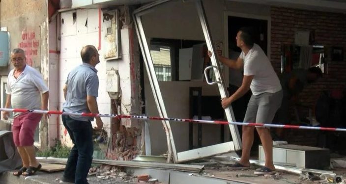 Otomobil berber dükkanına girdi: 4 yaralı