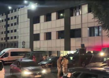 Sultangazi’de suç örgütlerine eş zamanlı operasyon: Çok sayıda silah ele geçirildi