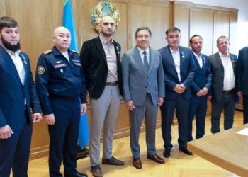 Yangında hayat kurtaran 2 Türk’e, Kazakistan’da devlet madalyası