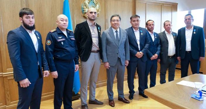 Yangında hayat kurtaran 2 Türk’e, Kazakistan’da devlet madalyası