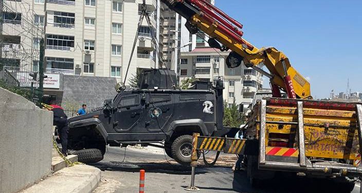 Zırhlı polis aracı devrildi: Bir polis şehit oldu