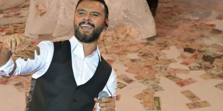 Alişan aşiret düğününde sahne aldı! Geline takılan kilolarca altın…