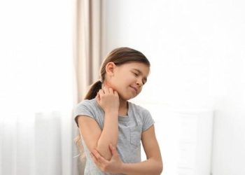 Anne babalar dikkat: Çocuğunuzun kolundaki geçmeyen ağrının sebebi okul çantası olabilir!