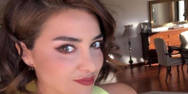 Ev ilanıyla dolandırılan şarkıcı Ebru Elver’e davada ikinci şok! Şarkıcıya zorla getirme…