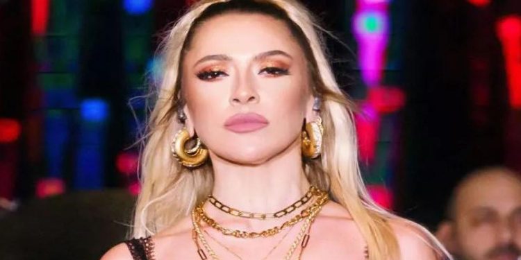 Hadise sahnede gözyaşlarına boğuldu! “Ne yaptıysam ilk onun için yaptım”