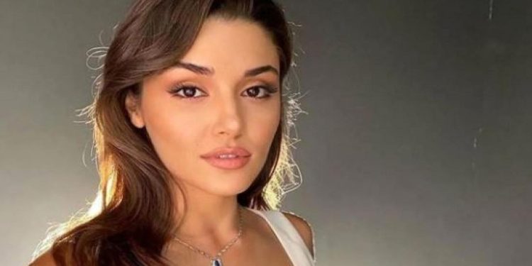 Hande Erçel’in toplantı tarzı gündem oldu! Elbisesinin değeri…