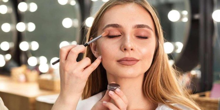 Kusursuz makyaj nasıl yapılır? 10 madde de gün boyu ışıldayın