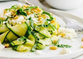 Yer fıstıklı kabak salatası nasıl yapılır? Bu salata altı saat tok tutuyor!