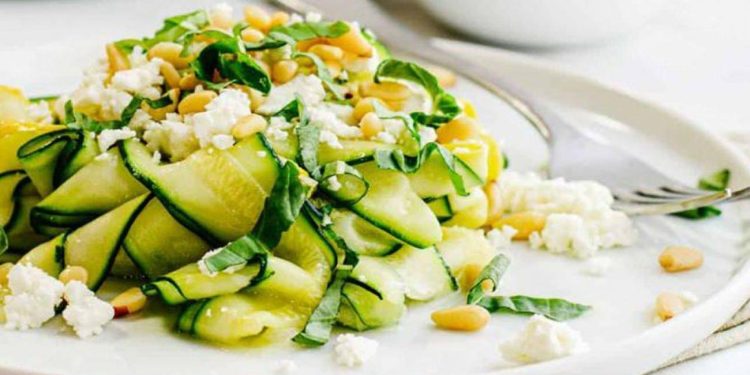 Yer fıstıklı kabak salatası nasıl yapılır? Bu salata altı saat tok tutuyor!