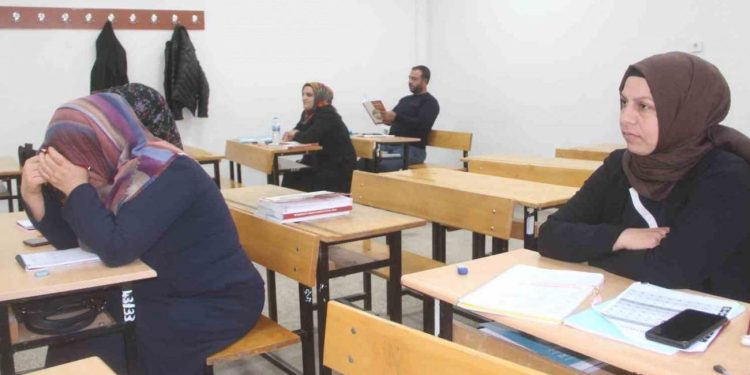 Öğrenmenin yaşı yok dediler okuma yazma öğreniyorlar!