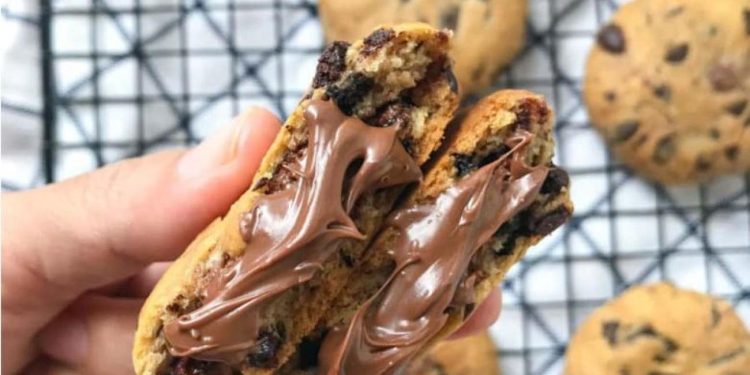 Çikolata dolgulu cookie nasıl yapılır? Kıyır kıyır dev kurabiye tarifi