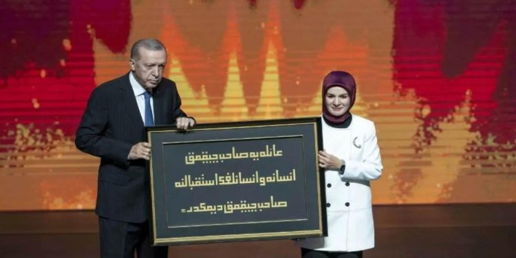 Mahinur Özdemir Göktaş’tan Erdoğan’a anlamlı hediye!