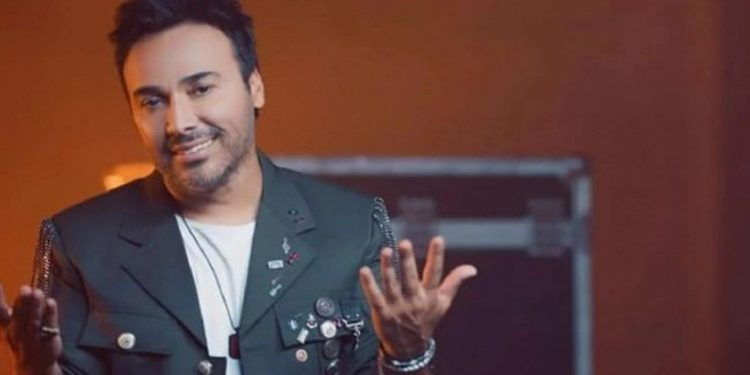 Şarkıcı Emirkan eşiyle birlikte sokak ortasında saldırıya uğradı! Eşini korumak isterken…